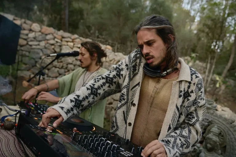 Deux DJ jouant de la musique électronique sur leur table de mixage